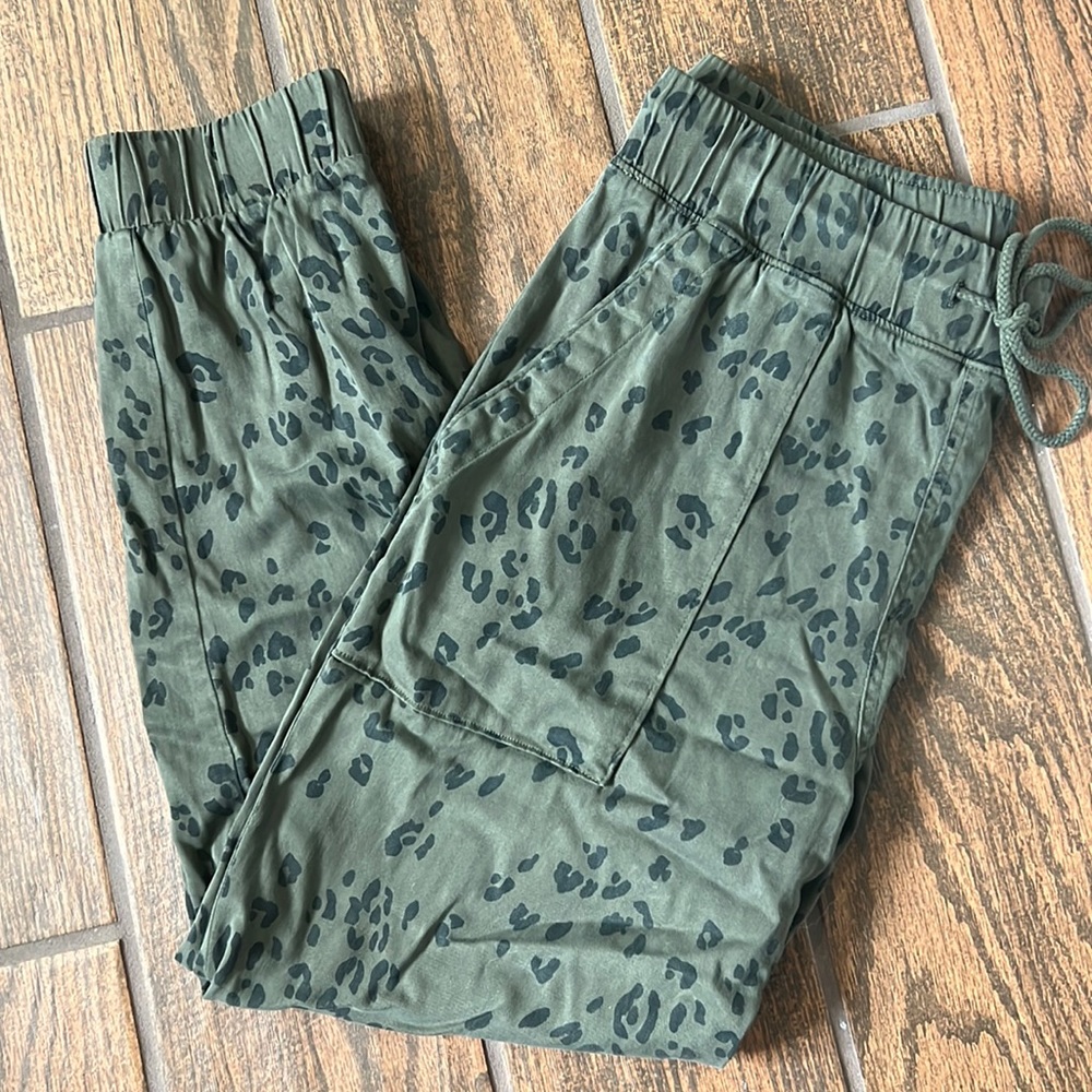 Bella Dahl olive green leopard joggers